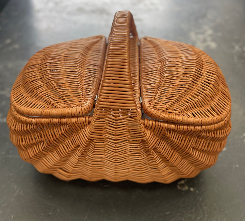 'Rozloz Picnic' Fan Shaped Wicker Basket