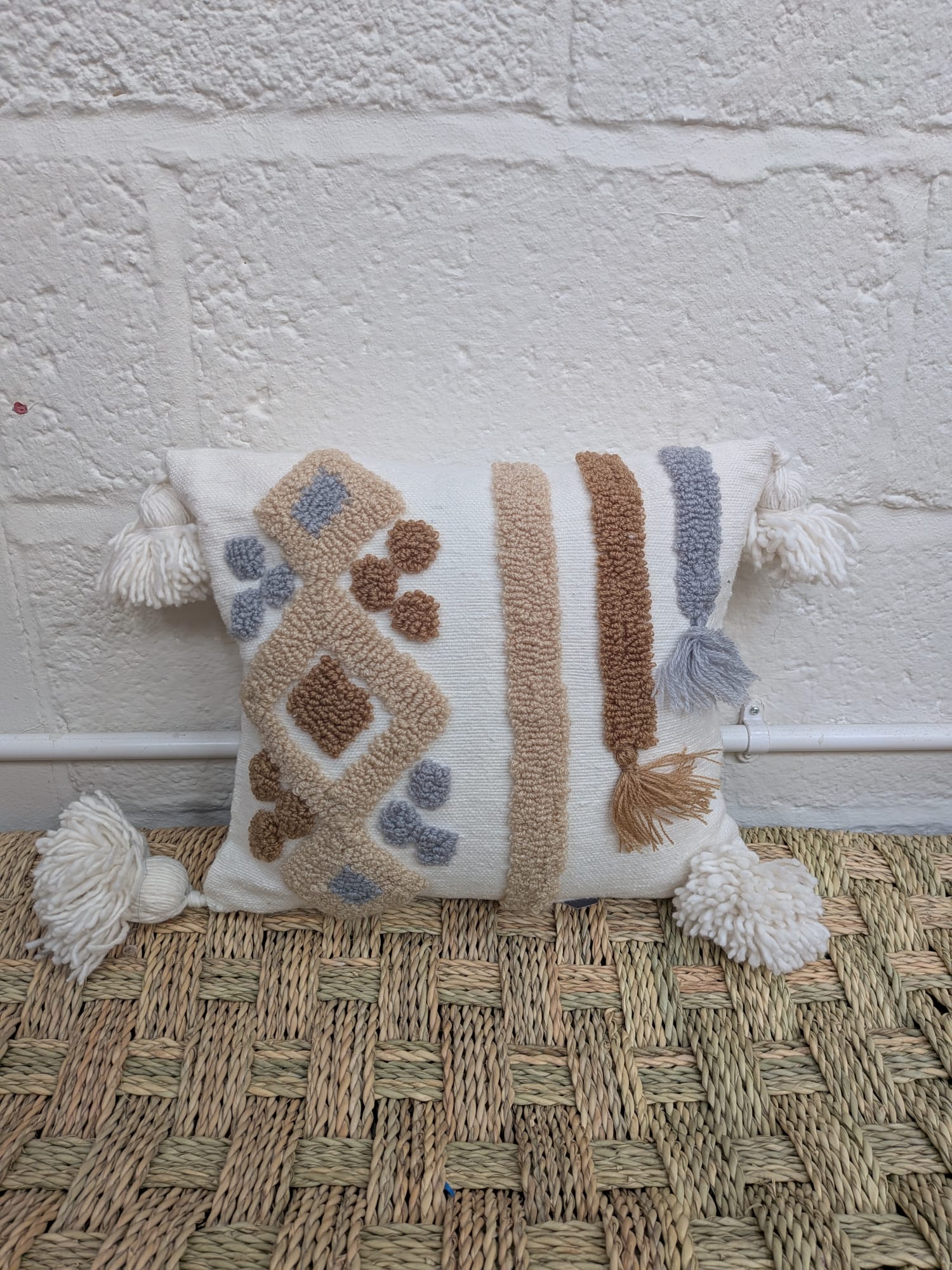 Hand Tufted Cushion CUE019